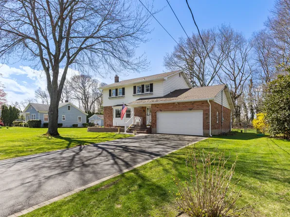 93 Saint Marys Dr, Riverhead, NY 11901