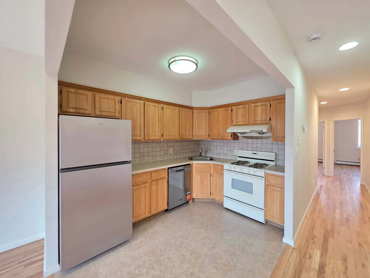 3 bed, 1050 sqft, $3,300 — Photo 1