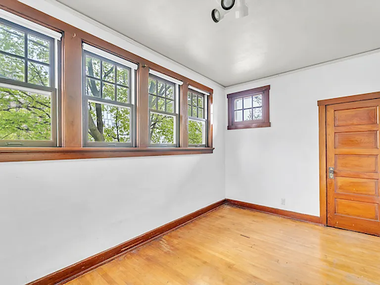 1931 E Kenwood Blvd — Photo 1