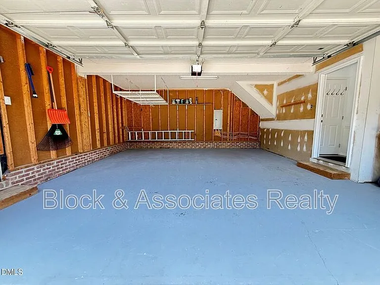 401 Holly Berry Ln — Photo 34
