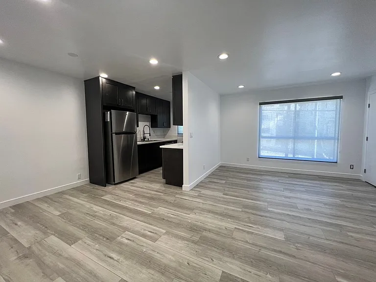 900 W College St — Photo 26