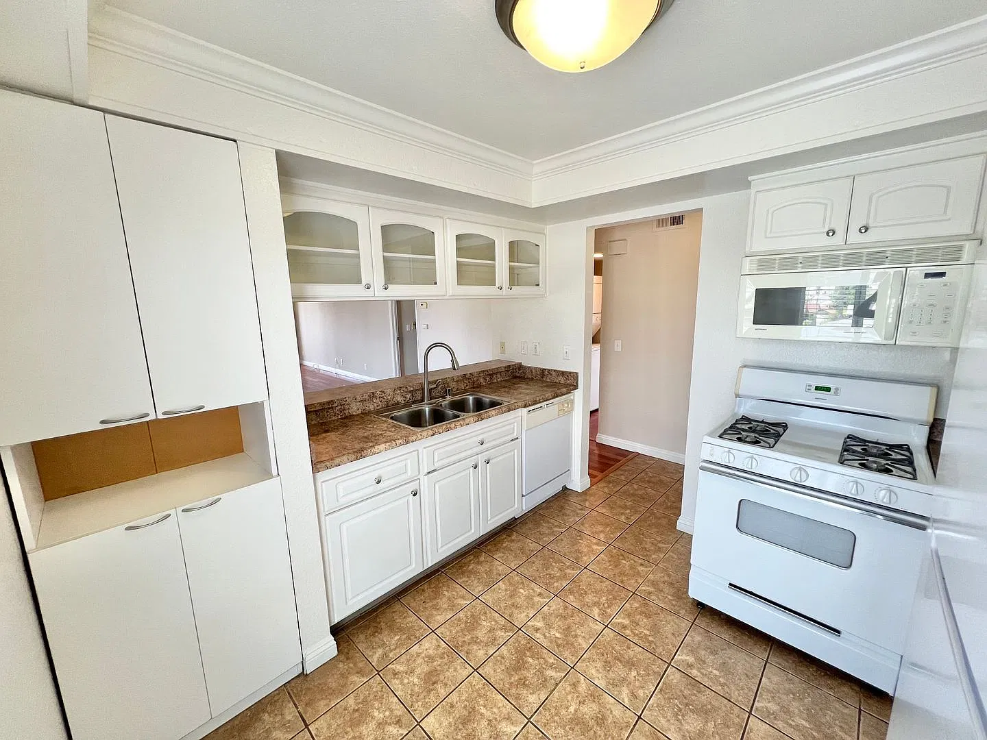 2 Bedroom Condo in the Beverly Lofts Building — Photo 4