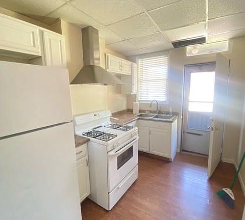 4th image of 112 Saint Clair Ave