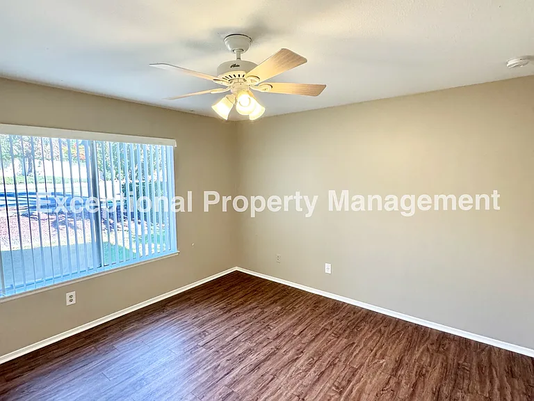 834 W 16th St — Photo 14