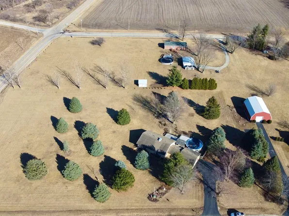 11245 Fox Trail Rd, Durand, IL 61024