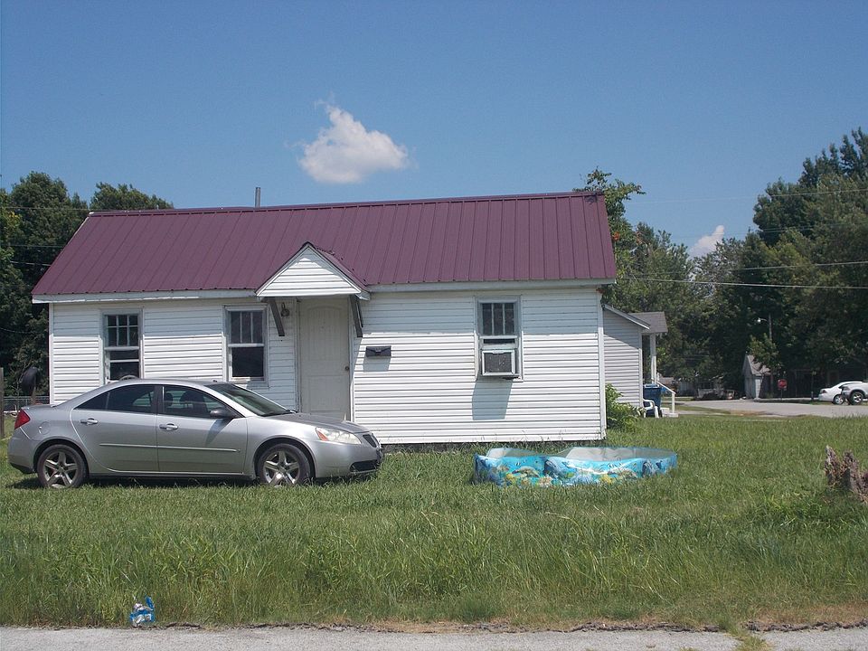 2nd image of 302 N Cherry St
