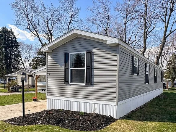 25 Oak Ln, Clarence, NY 14031