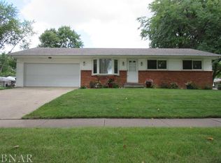 1904 Arrowhead Dr, Bloomington, IL 61704