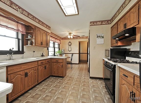 3rd image of 16826 Kilpatrick Ave
