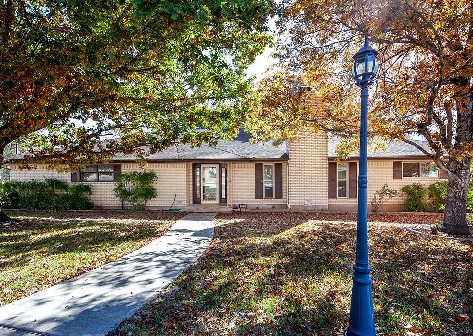 1st image of 121 Spanish Oak Ln