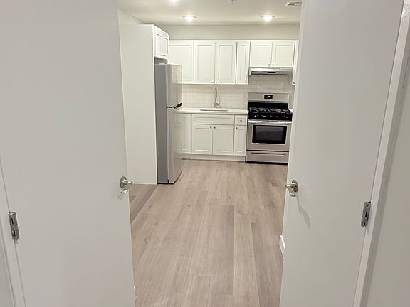 2nd image of 180 Cedar St #287