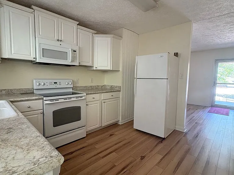 11200 Southgates Dr — Photo 9
