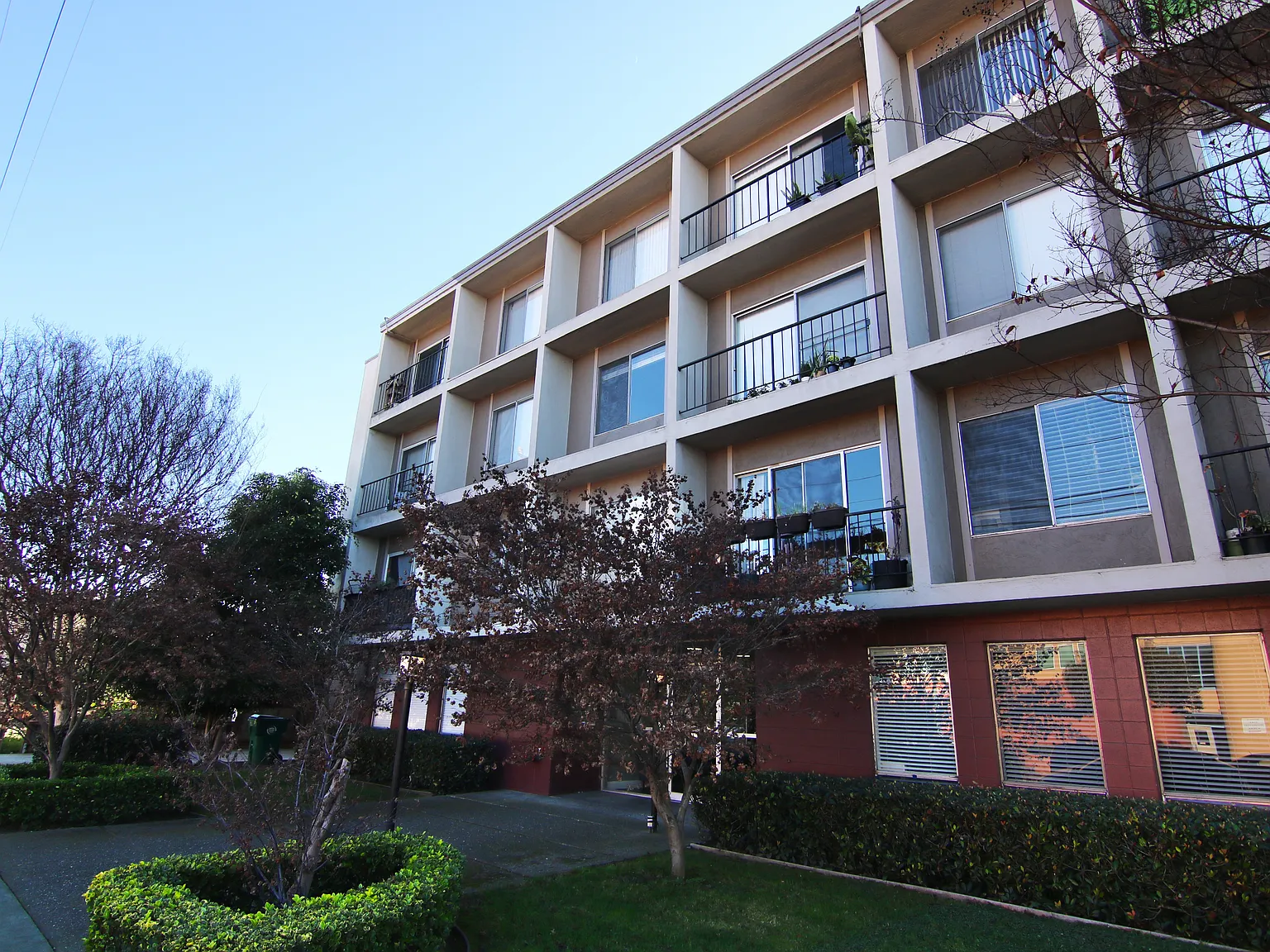 Three Crown Apartments — Photo 2