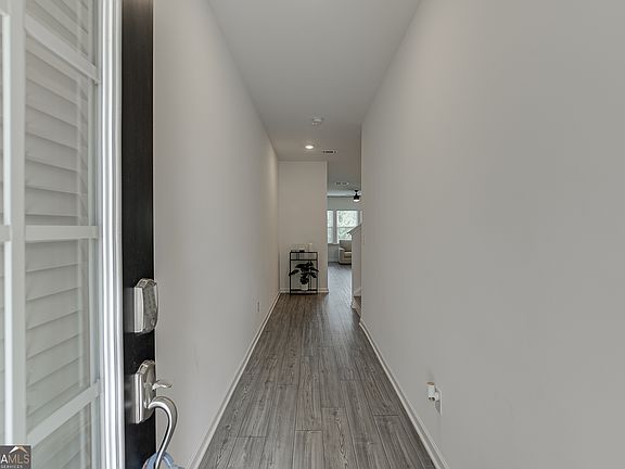 3rd image of 802 Edwin Ln