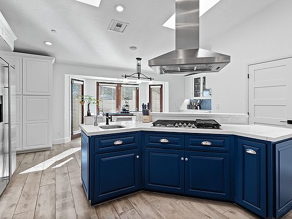 Main house island with gas s