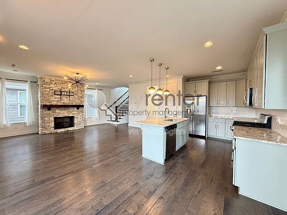 2nd image of 1843 Seven Pines Ln