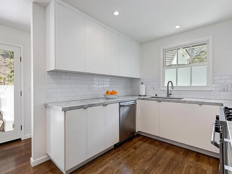 1448 N Beverly Dr — Photo 12