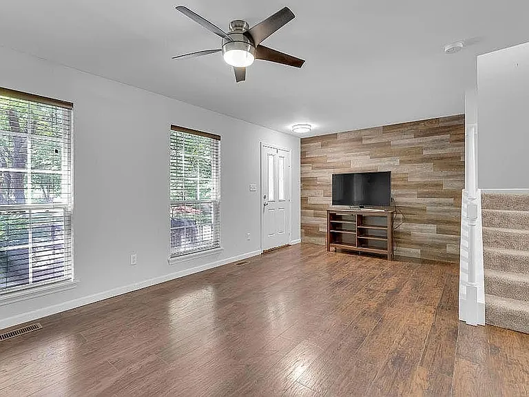 401 Heritage Commons Cir — Photo 39