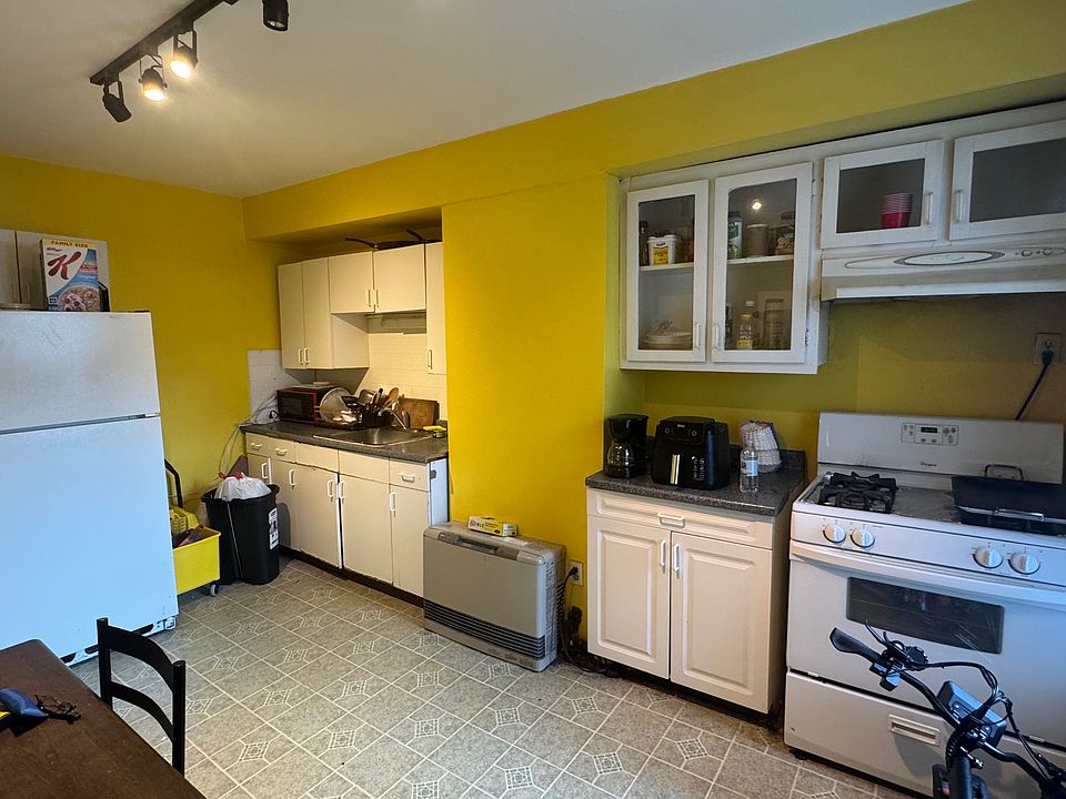1st image of 242 Saratoga St Floor 2