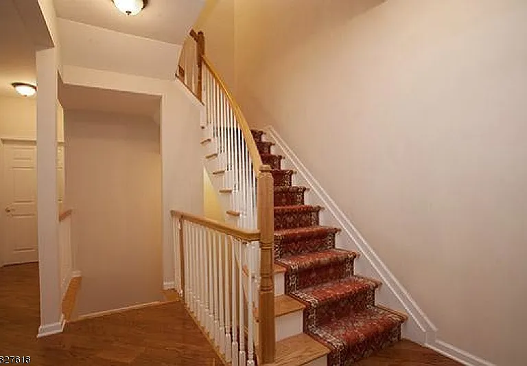 321 Edmonton Ct — Photo 3