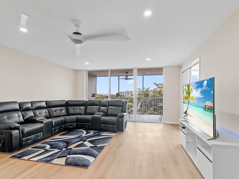 2901 S Palm Aire Dr #501 — Photo 16