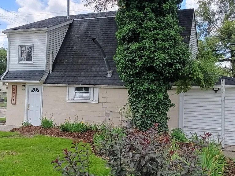 2044 Garrick Ave — Photo 6