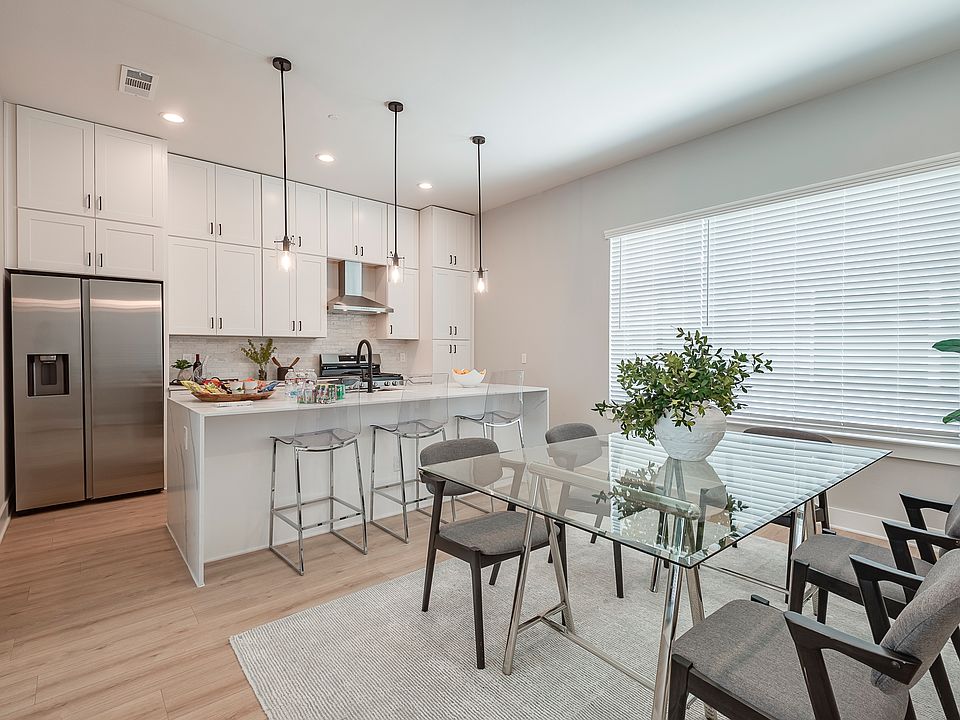 1st image of 1423 N Carroll Ave #402