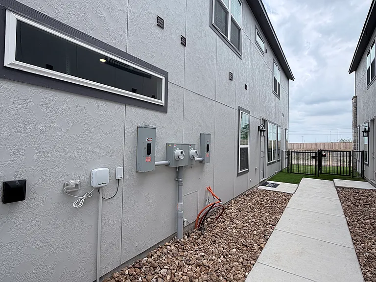 907 Beebrush Ln — Photo 21