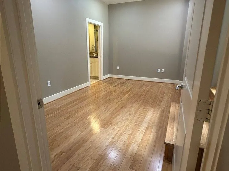411 W 7th St #202 — Photo 9
