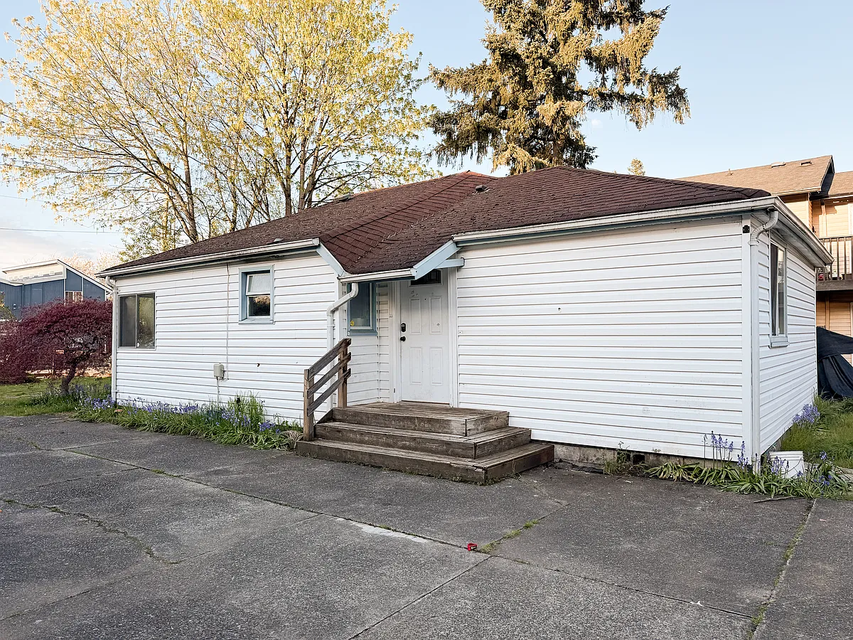 Building Photo - 732 10th St NE