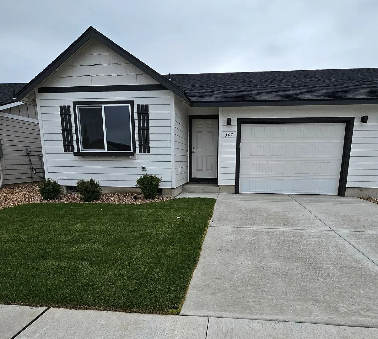 New lower monthly rent $1950 *First full month FREE- with 12 month lease* OAC — Photo 1