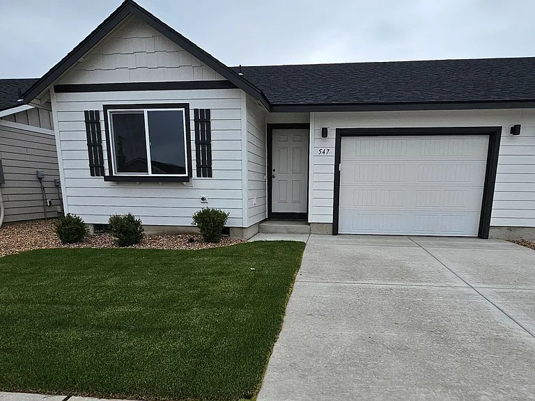 547 SE Polaris St — Photo 1