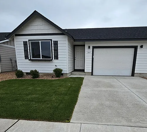 547 SE Polaris St Photo 1