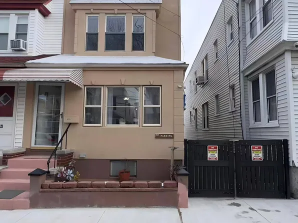 6023 61st St, Maspeth, NY 11378