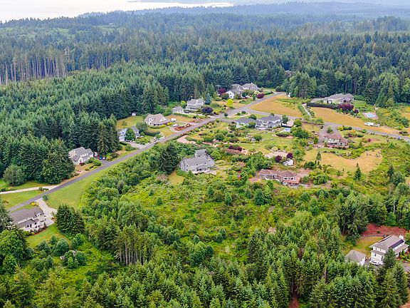 3rd image of 4261 NE Lookout Ln
