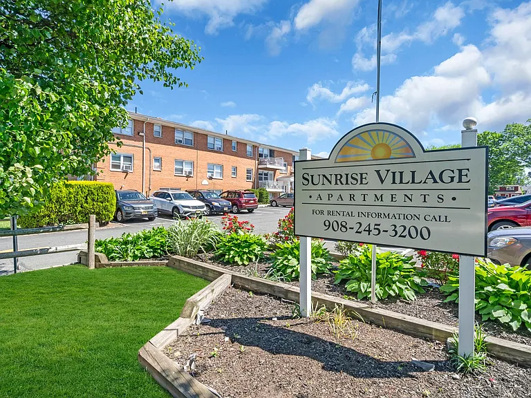 Sunrise Village — Photo 12