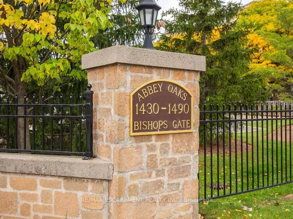 1480 Bishops Gate #207, Oakville, ON L6M 4N4