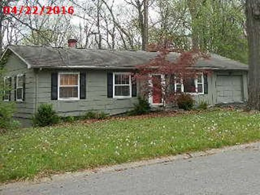3402 Woods Dr photo 1