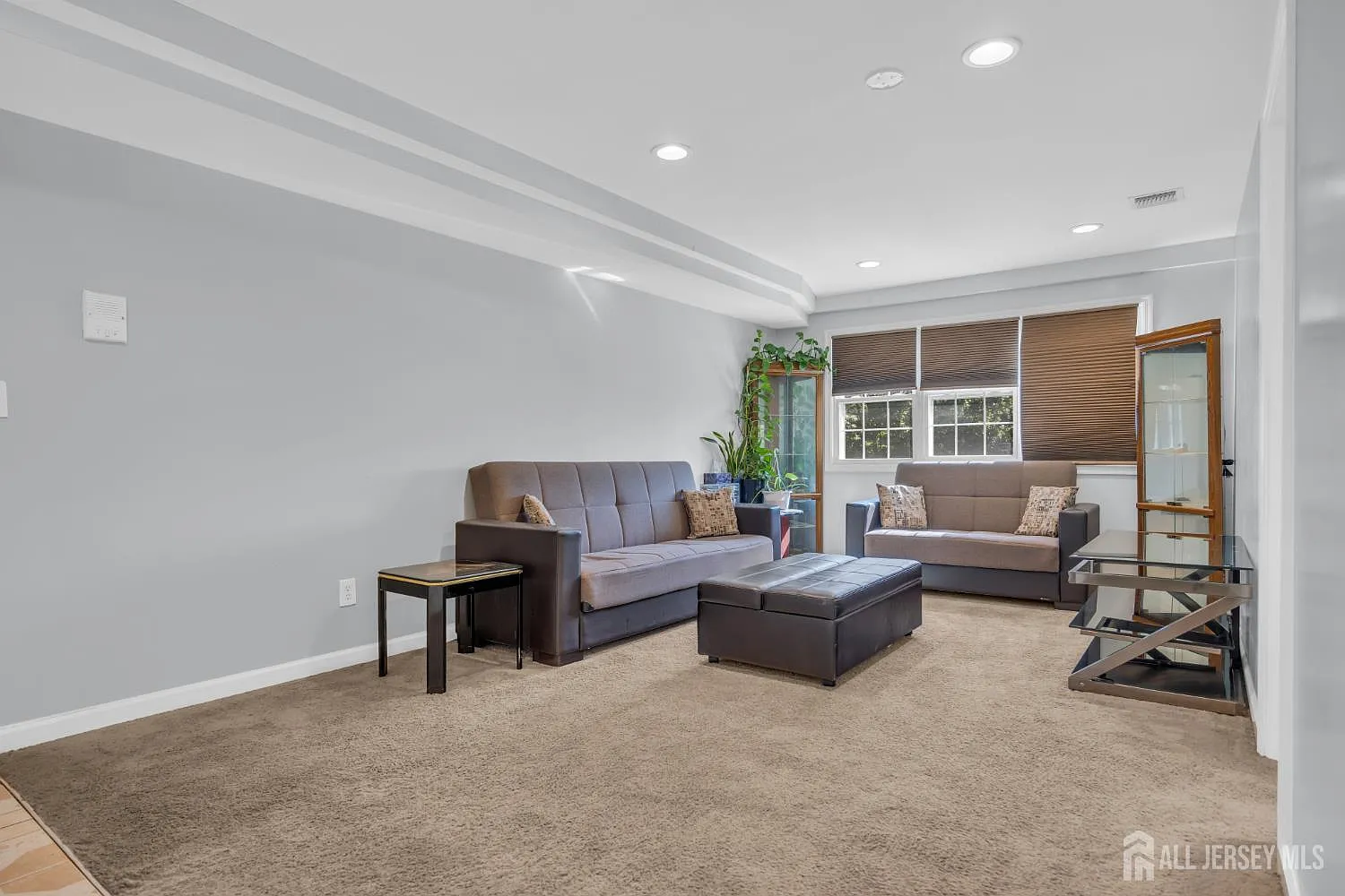 393 College Dr — Photo 2