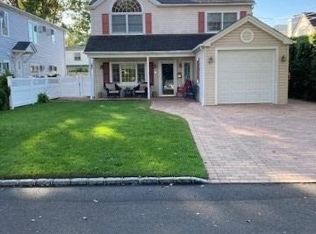 6 Nesaquake Ave, Port Washington, NY 11050