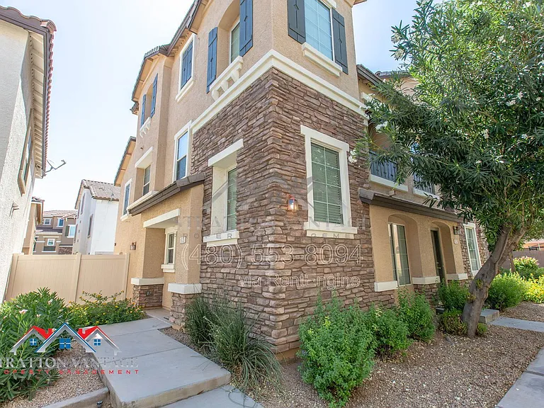 935 W Wendy Way — Photo 2