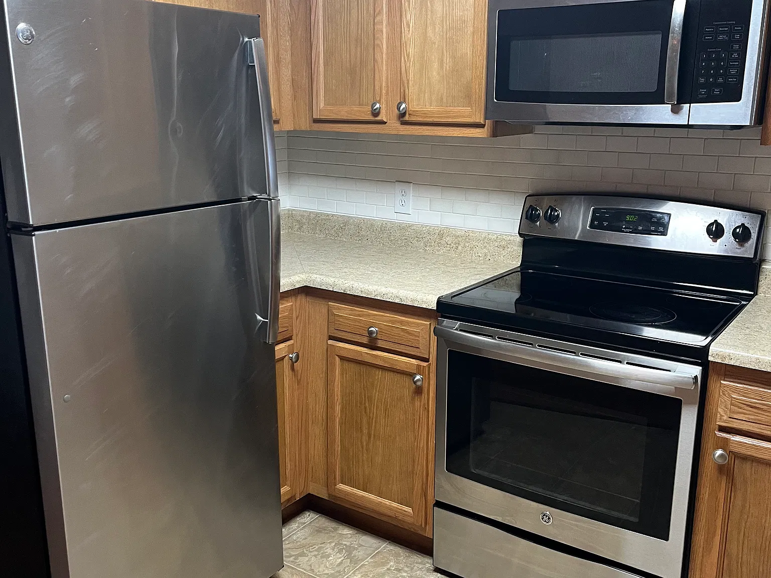 3 bed, 950 sqft, $1,075 — Photo 2