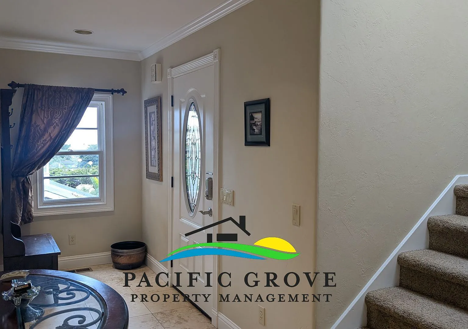 Family Living with Coastal Views — Photo 4