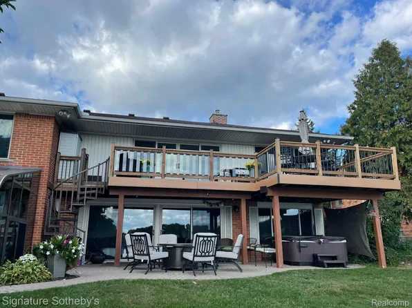 2497 W Walton Blvd, Waterford, MI 48329