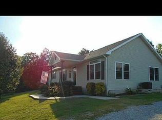 953 Robin Ln, Louisville, IL 62858