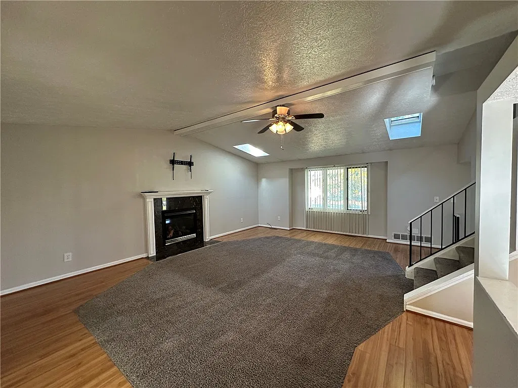 3 bed, 1.5 bath, 1292 sqft, $2,500 — Photo 4