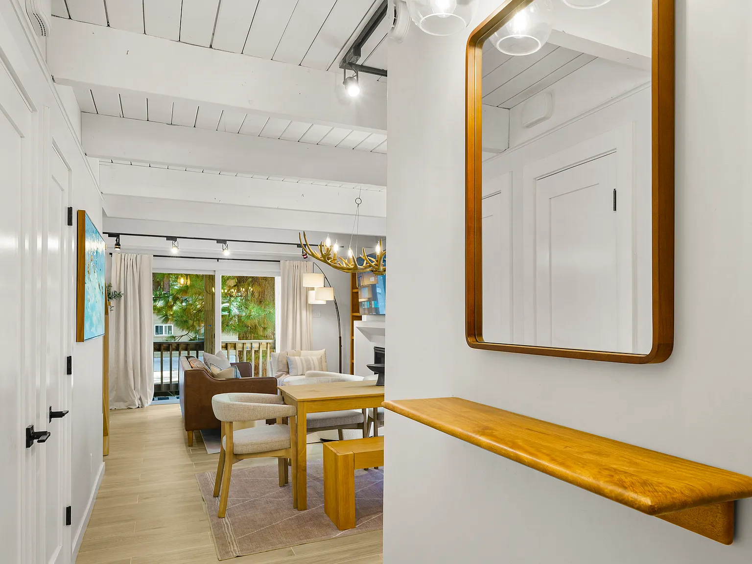 3 bed, 1100 sqft, $4,300 — Photo 2