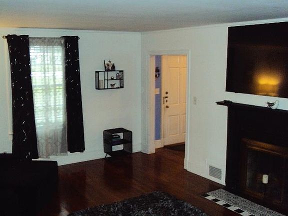 3rd image of 382 Forest Ave