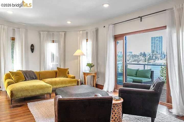 3 bed, 2.0 bath, 4020 sqft, $6,200 — Photo 2