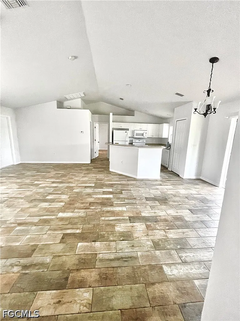 3 bed, 2.0 bath, 1501 sqft, $2,000 — Photo 3